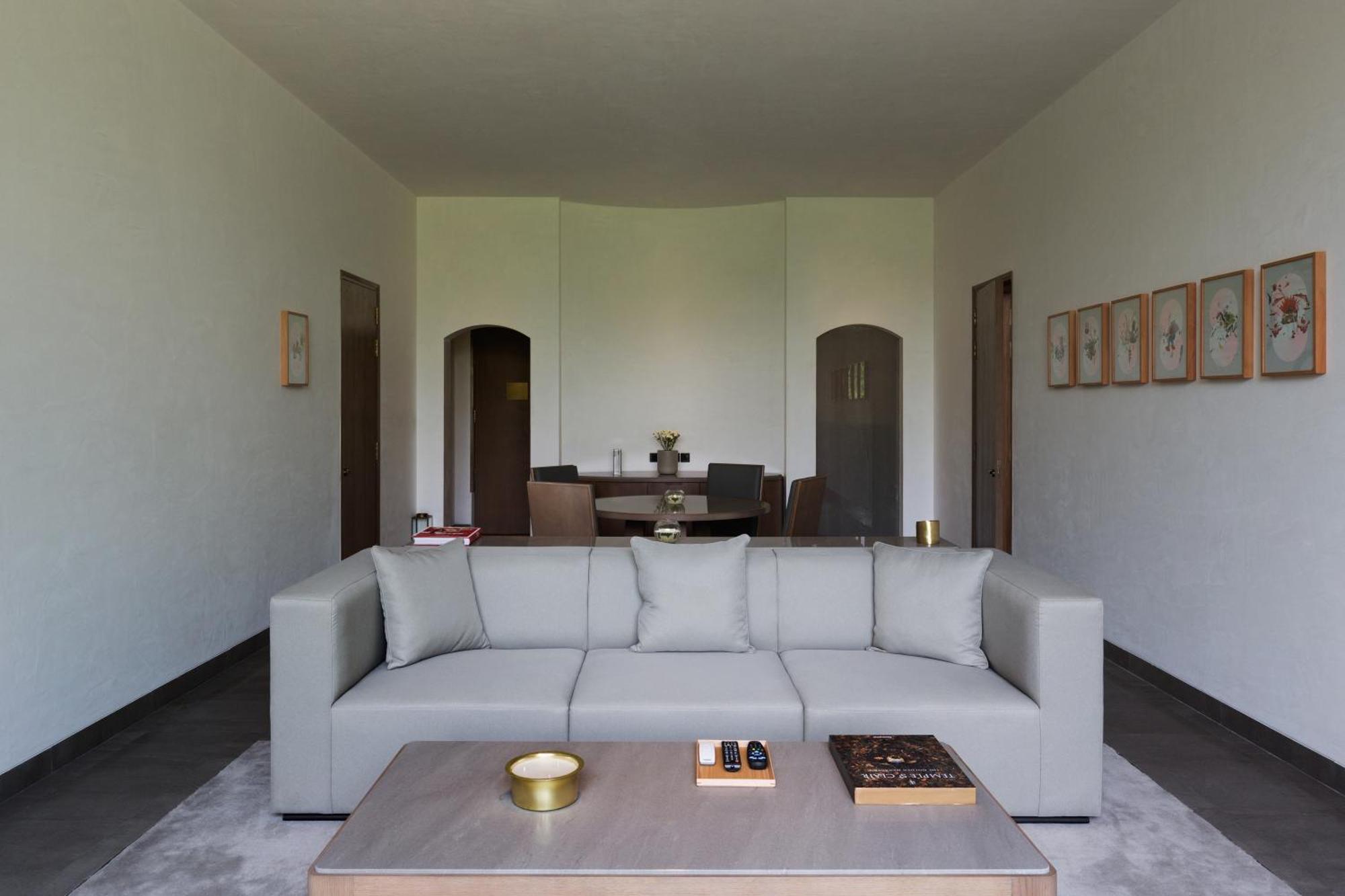The Roseate Luxury Suite Hi-Tea 1630 to 1730 Hrs Both way airport transsfer disc on Food Soft Beverages Laundry Car Services En-suite Check 24 hrs Butler Service 30 mins per Mon to Thurs only Disc on Sp,1703569013:JPEG
