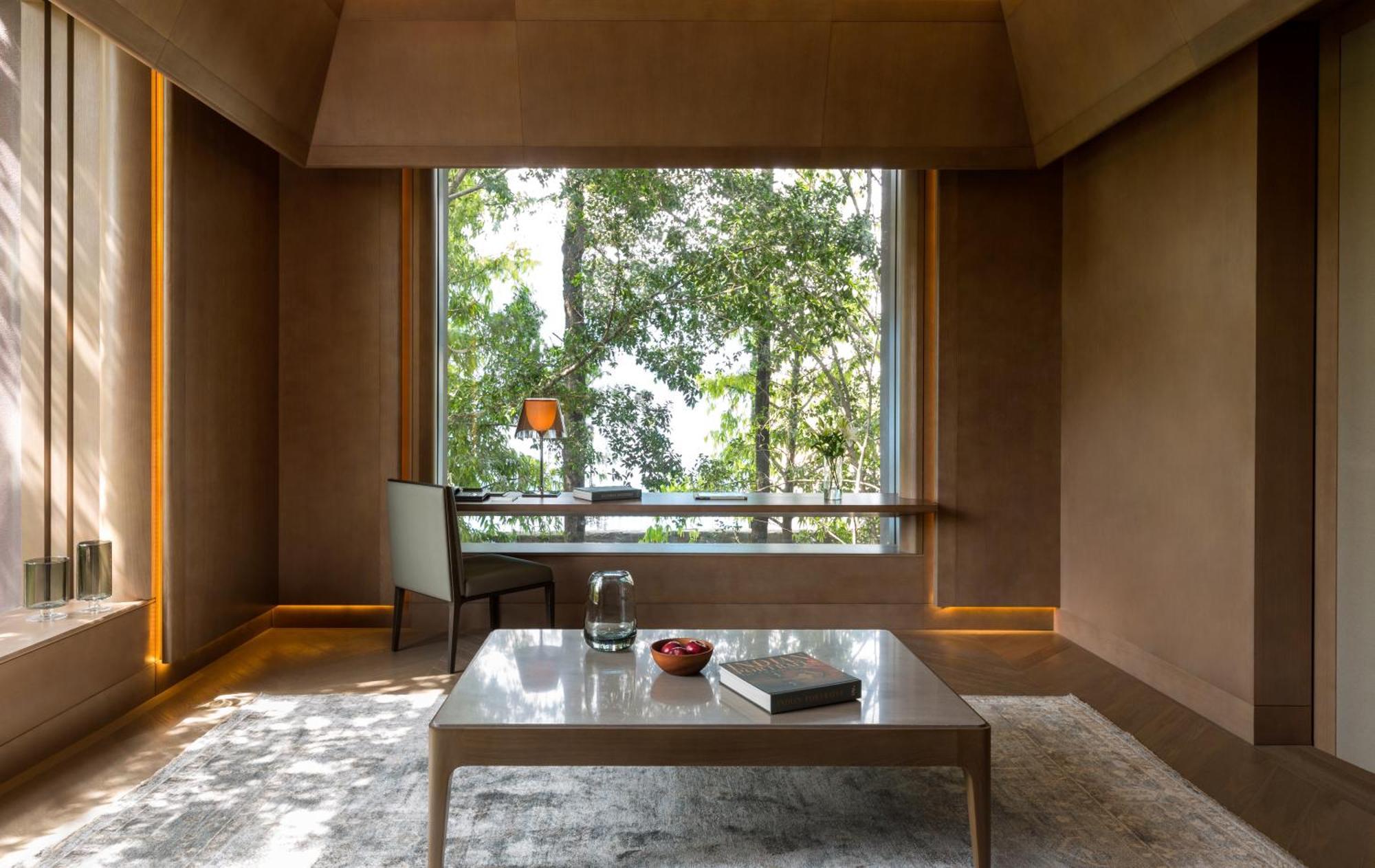 The Roseate Luxury Suite with Hi-Tea (16:30 to 17:30 Hrs), Both way airport transsfer, 20 % disc on Food and Soft Beverages, Laundry and Car Services, En-suite Check-in , 24 hrs Butler Service, 30 mins (per stay for Mon to Thurs only), 30% Disc on Sp,1703569013:JPEG