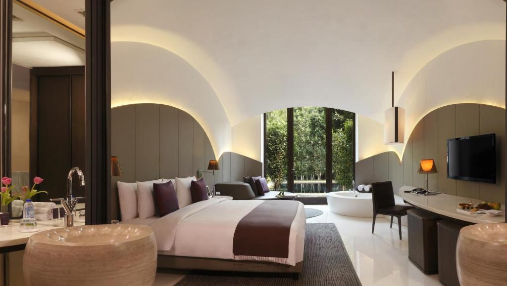 The Roseate Lake Access Suite with Hi-Tea (16:30 to 17:30 Hrs), Both way airport transport, 15 % discount on Spa, Laundry and Car Services,684236235:JPEG
